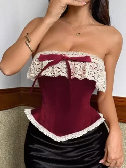 Corset bordeaux sexy sans manches et sans bretelles coupe ajustée orné de n艙uds en dentelle et de lacets.