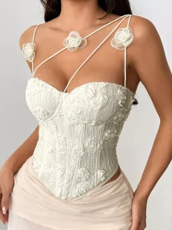 Corsets blancs sexy sans manches à bretelles et décolleté ajusté ornés de fleurs.