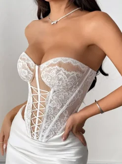 Corsets blancs sexy sans manches et sans bretelles coupe ajustée en dentelle et fermeture éclair.