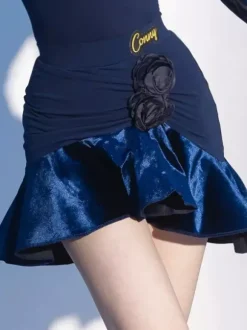 Costume de danse latine bleu marine foncé pour femme dos nu à volants style western/latin coupe sexy.
