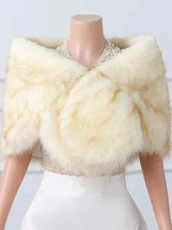 Couverture de mariage en fausse fourrure  hauts beiges  couverture de mariée