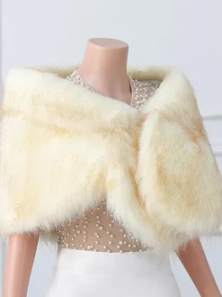 Couverture de mariage en fausse fourrure  hauts beiges  couverture de mariée