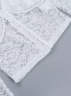 Crop top en dentelle florale pour femme - Chemisier blanc élégant à manches longues col en V et coupe ajustée - Tenue de soirée printanière 2026