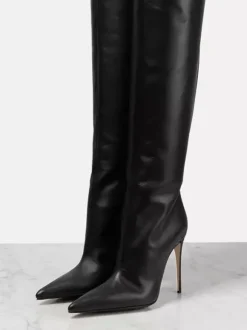 Cuissardes noires à bout pointu et talon aiguille sur les bottes au genou