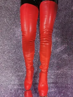 Cuissardes sexy à bout rond et talon aiguille sur les bottes au genou