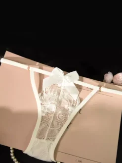 Culotte string en dentelle transparente à gros n艙ud et fines bretelles latérales