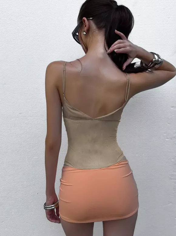 Débardeur kaki à bretelles fines et décolleté gainant pour femme