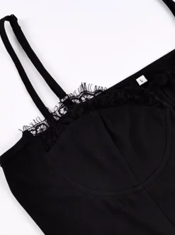 Débardeur noir à bretelles fines et dos nu en dentelle style décontracté pour femme.
