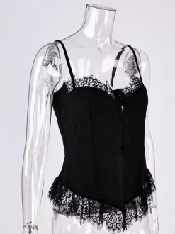 Débardeur noir à bretelles fines et dos nu en dentelle style décontracté pour femme.