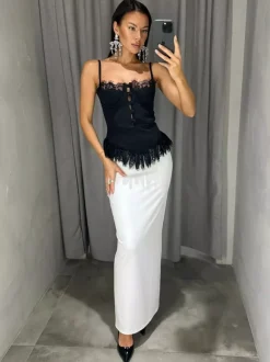 Débardeur noir à bretelles fines et dos nu en dentelle style décontracté pour femme.