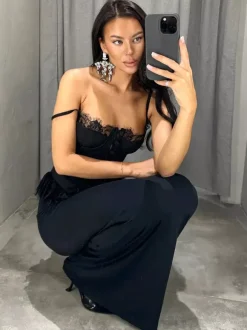 Débardeur noir à bretelles fines et dos nu en dentelle style décontracté pour femme.