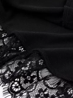 Débardeur noir à bretelles fines et dos nu en dentelle style décontracté pour femme.