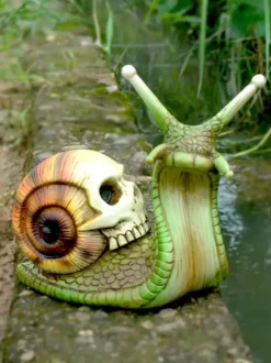 Décoration d'Halloween Sculpture de crâne d'escargot gothique Statue en résine d'art osseux