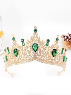 Diadèmes rouges pour femmes ornés de pierres synthétiques style reine/princesse. Accessoire idéal pour les soirées masquées royales.