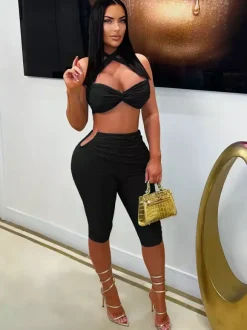 Ensemble 2 pièces : haut court dos nu à découpes torsadées et pantalon capri froncé