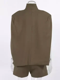 Ensemble 2 pièces blazer court gilet sans manches et short assorti tailleur femme.