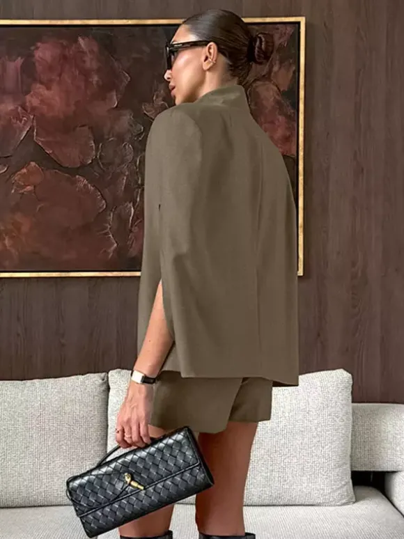 Ensemble 2 pièces blazer court gilet sans manches et short assorti tailleur femme.