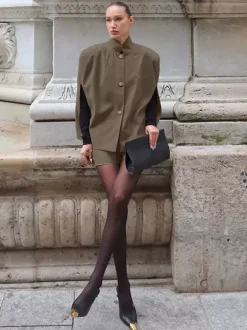 Ensemble 2 pièces blazer court gilet sans manches et short assorti tailleur femme.