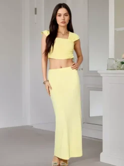 Ensemble 2 pièces composé d'un crop top à manches courtes et col carré froncé et d'une jupe longue sirène