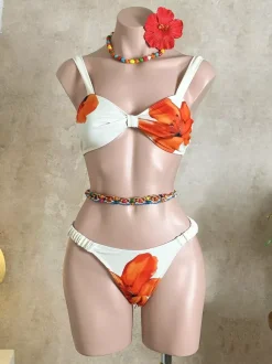 Ensemble bikini à armatures à imprimé floral rouge sur fond blanc