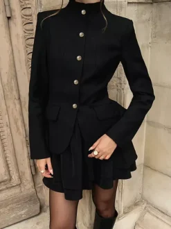 Ensemble blazer et jupe d'inspiration militaire pour femme tenue chic deux pièces - Noir vintage col montant coupe ajustée - Tenue de soirée printemps 2026