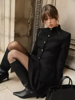 Ensemble blazer et jupe d'inspiration militaire pour femme tenue chic deux pièces - Noir vintage col montant coupe ajustée - Tenue de soirée printemps 2026