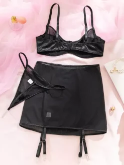 Ensemble de lingerie 3 pièces en satin noir et résille : soutien-gorge à armatures porte-jarretelles jupon string et culotte.