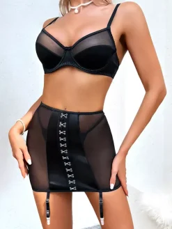 Ensemble de lingerie 3 pièces en satin noir et résille : soutien-gorge à armatures porte-jarretelles jupon string et culotte.