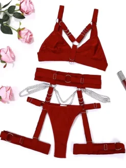 Ensemble de lingerie 3 pièces soutien-gorge et culotte noirs avec détails en métal noir