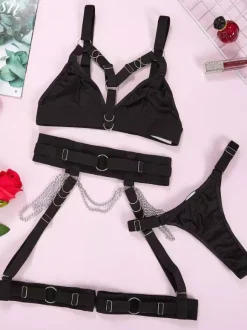 Ensemble de lingerie 3 pièces soutien-gorge et culotte noirs avec détails en métal noir