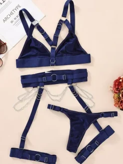 Ensemble de lingerie 3 pièces soutien-gorge et culotte noirs avec détails en métal noir