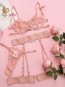 Ensemble de lingerie 3 pièces avec soutien-gorge et culotte rouges à lacets transparents