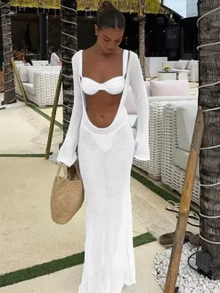 Ensemble de maillot de bain et cache-maillot bleu athlétique à manches longues et dos nageur.