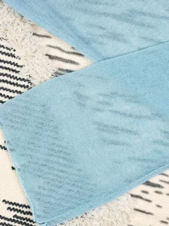 Ensemble de maillot de bain et cache-maillot bleu athlétique à manches longues et dos nageur.