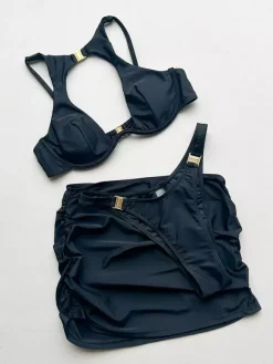 Ensemble de maillots de bain et cache-maillots noirs sexy à lacets et dos nu. Maillot de bain d'été