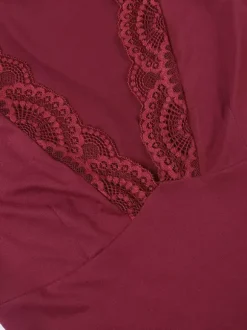 Ensemble deux pièces : top court slim à décolleté plongeant en dentelle et jupe sirène à ourlet asymétrique.