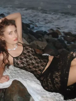 Ensemble deux pièces blanc chic en dentelle style streetwear jupe sans manches transparente à col rond et col rond