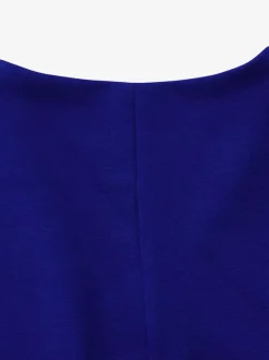 Ensemble deux pièces bordeaux chic décontracté à chaînes composé d'un t-shirt à col en V et d'un pantalon à manches courtes.