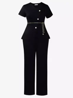 Ensemble deux pièces bordeaux chic décontracté à chaînes composé d'un t-shirt à col en V et d'un pantalon à manches courtes.