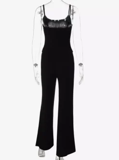 Ensemble deux pièces en soie noire : débardeur court à fines bretelles et pantalon évasé taille haute.