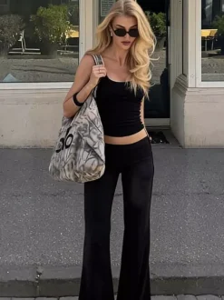 Ensemble deux pièces en soie noire : débardeur court à fines bretelles et pantalon évasé taille haute.