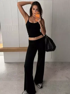Ensemble deux pièces en soie noire : débardeur court à fines bretelles et pantalon évasé taille haute.