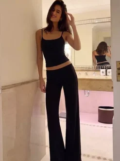 Ensemble deux pièces en soie noire : débardeur court à fines bretelles et pantalon évasé taille haute.