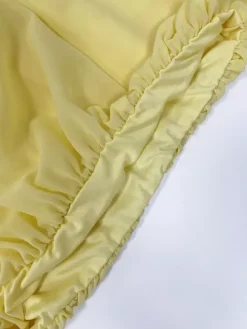 Ensemble deux pièces jaune sexy à volants jupe sans manches à col montant et volants.