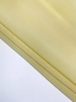 Ensemble deux pièces jaune sexy à volants jupe sans manches à col montant et volants.