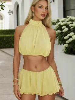 Ensemble deux pièces jaune sexy à volants jupe sans manches à col montant et volants.