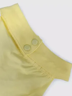 Ensemble deux pièces jaune sexy à volants jupe sans manches à col montant et volants.