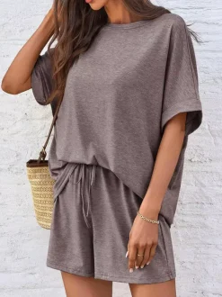 Ensemble deux pièces kaki streetwear : T-shirt à col rond et manches courtes pantalon décontracté.