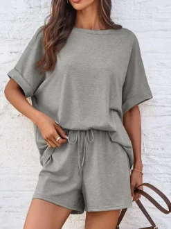 Ensemble deux pièces kaki streetwear : T-shirt à col rond et manches courtes pantalon décontracté.
