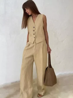 Ensemble deux pièces kaki streetwear : haut sans manches à col V et pantalon.